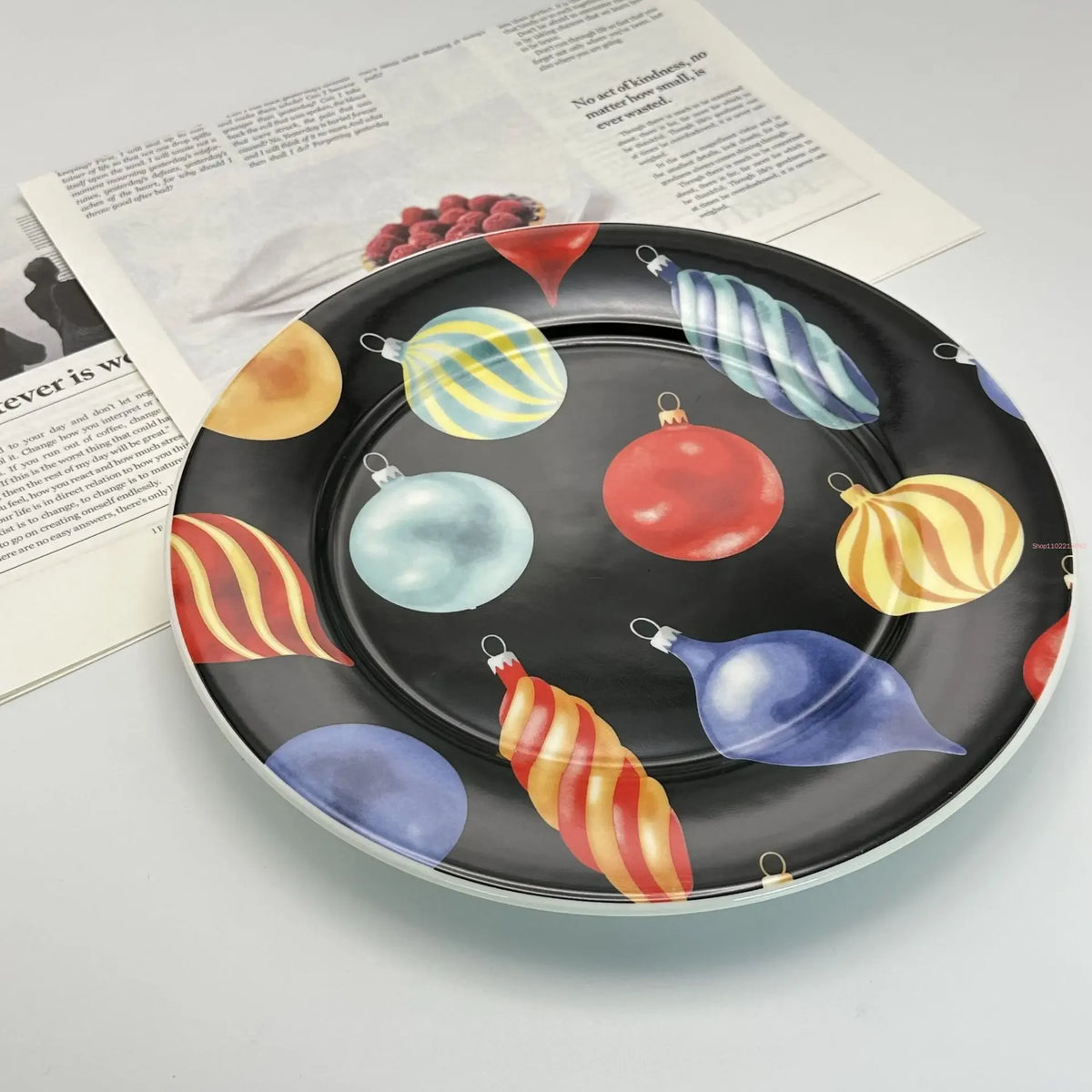 Coleção de Pratos Natalinos: Porcelana Ilustrada com Cenas de Inverno