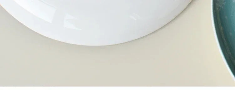 Coleção de Pratos Natalinos: Porcelana Ilustrada com Cenas de Inverno