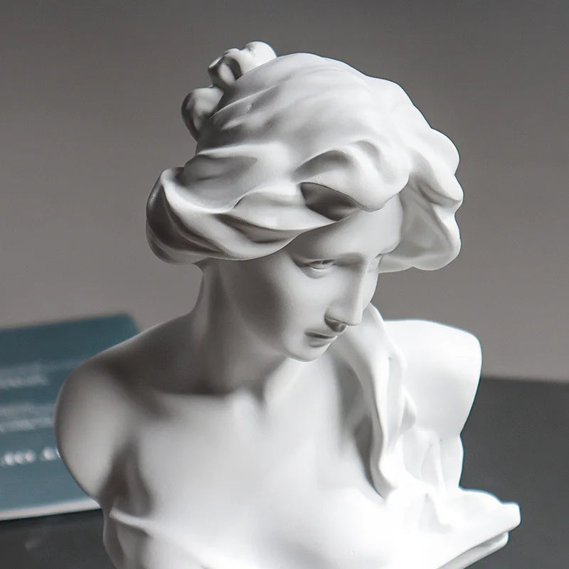 Esculturas decorativas de bustos de figuras da mitologia grega