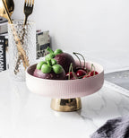 Elegante prato de frutas em cerâmica branca  e  base dourada
