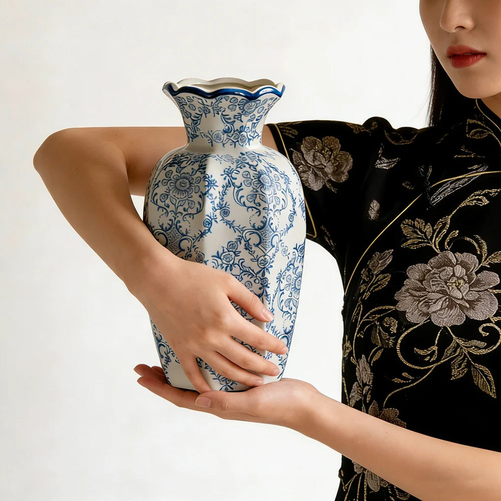 Vaso Cerâmico Clássico Azul e Branco Pintado à Mão