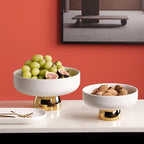 Elegante prato de frutas em cerâmica branca  e  base dourada