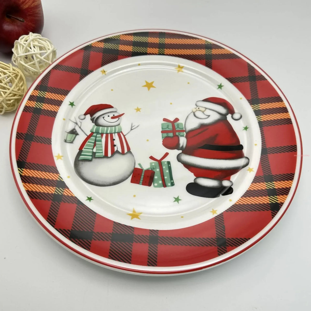 Coleção de Pratos Natalinos: Porcelana Ilustrada com Cenas de Inverno