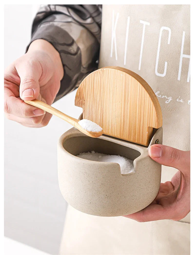 Saleiro ou porta-temperos de cerâmica com colher de bambu