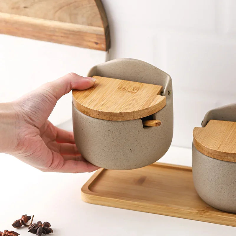 Saleiro ou porta-temperos de cerâmica com colher de bambu