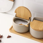 Saleiro ou porta-temperos de cerâmica com colher de bambu