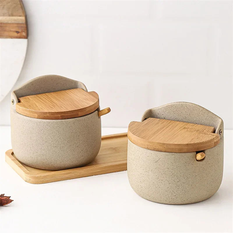 Saleiro ou porta-temperos de cerâmica com colher de bambu