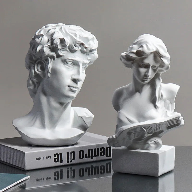 Esculturas decorativas de bustos de figuras da mitologia grega