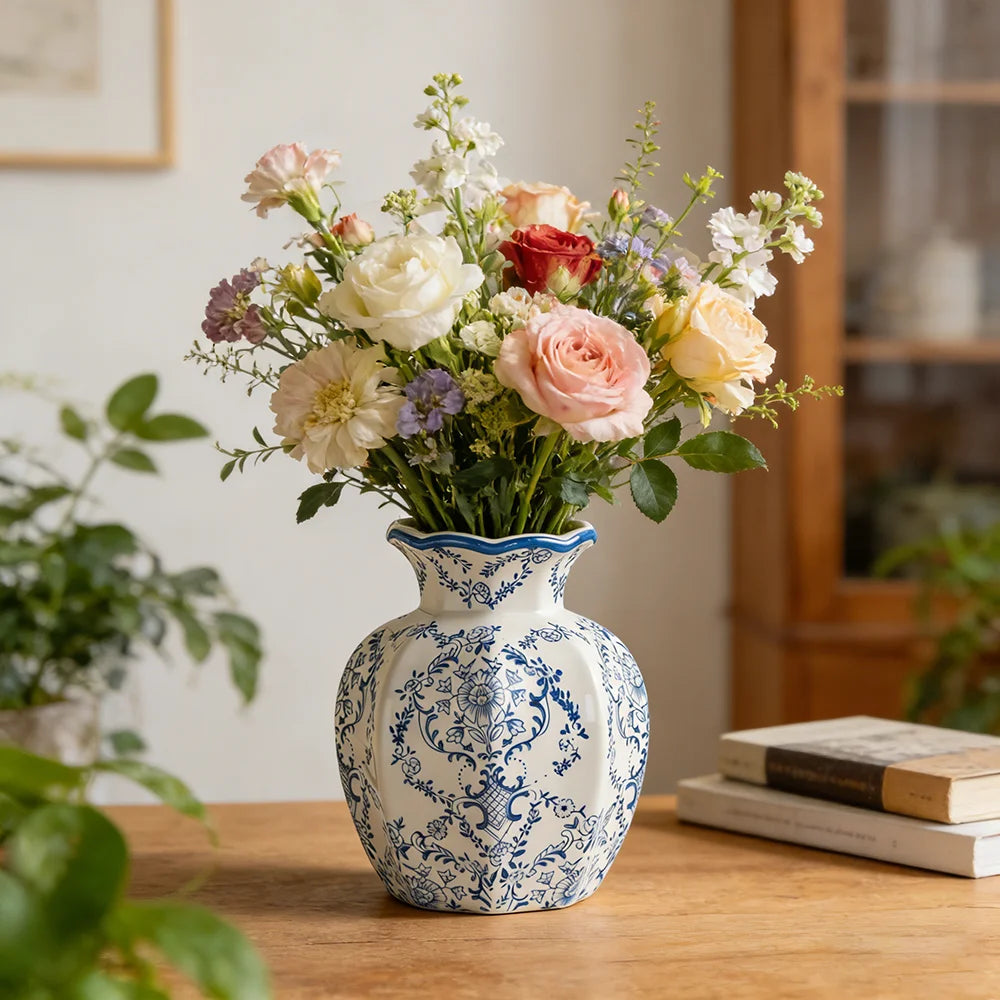 Vaso Cerâmico Clássico Azul e Branco Pintado à Mão