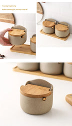 Saleiro ou porta-temperos de cerâmica com colher de bambu