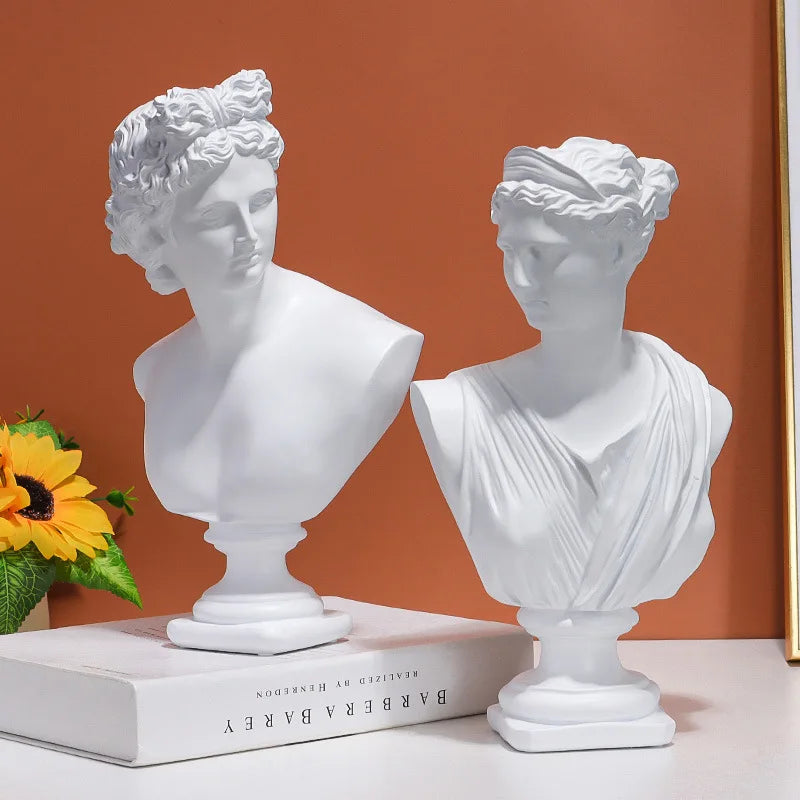 Esculturas decorativas de bustos de figuras da mitologia grega